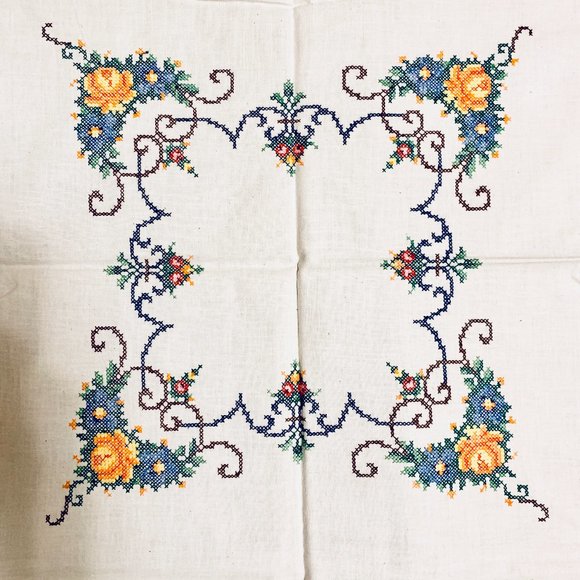 🌸 Vintage Hand-Embroidery Cross-Stitch Tablecloth from Poland - Picture 2 of 9